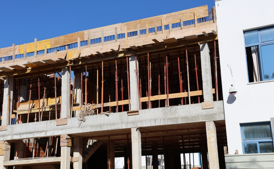 Custos elevados e redução do investimento pressionam construção