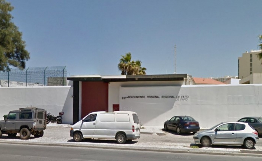 62 reclusos e quatro trabalhadores infetados com covid-19 no Estabelecimento Prisional de Faro