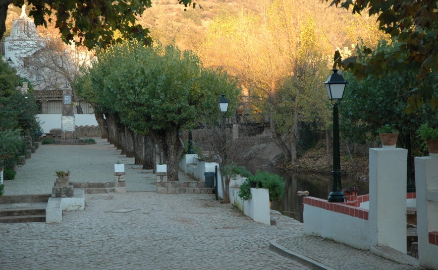 AO LUAR TEATRO LEVA À FONTE DE ALTE INTERVENÇÃO POÉTICA DEDICADA A CÂNDIDO GUERREIRO