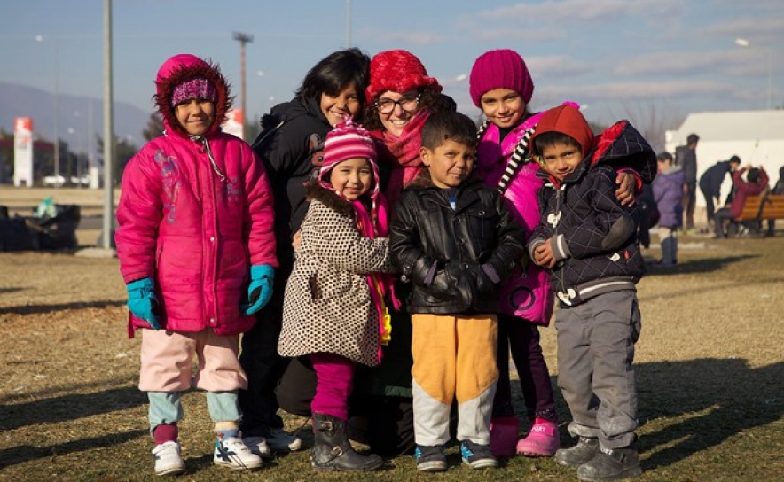 Elisabete Maisão com crianças afegãs em Idomeni