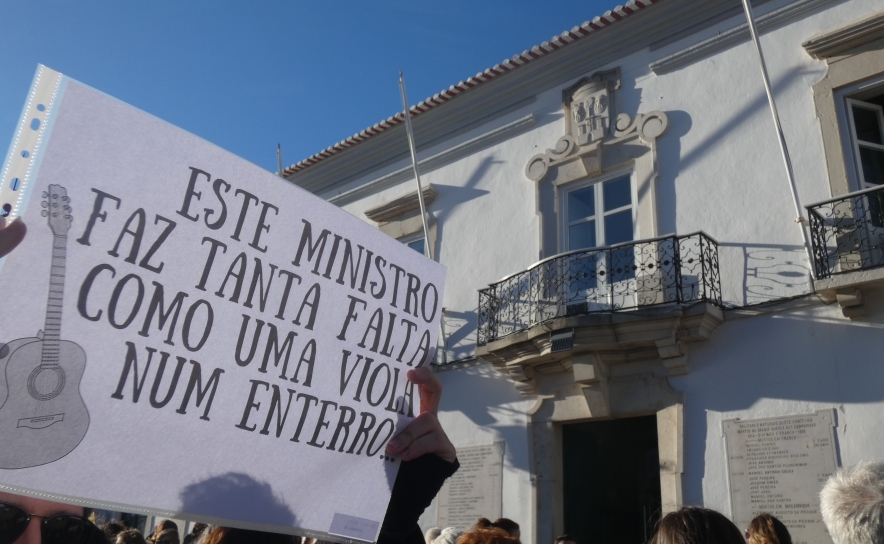 Na Câmara Municipal de Loulé, os docentes apresentavam vários cartazes