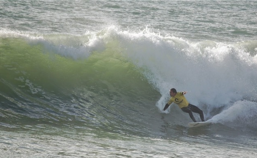 Eduardo Fernandes na Praia da Rocha, Portimão, em Dezembro de 2012, numa etapa do Circuito de Surf do Algarve