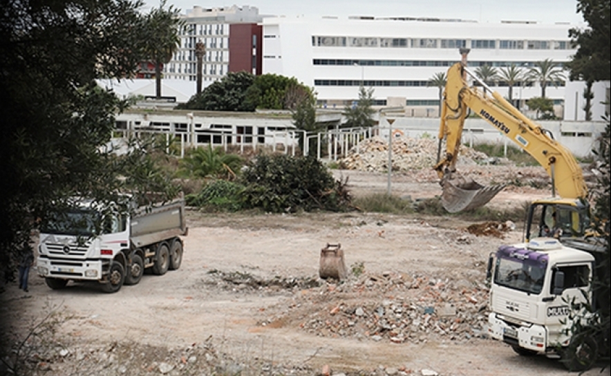 Antiga Escola Básica 2,3 de São João em processo de demolição