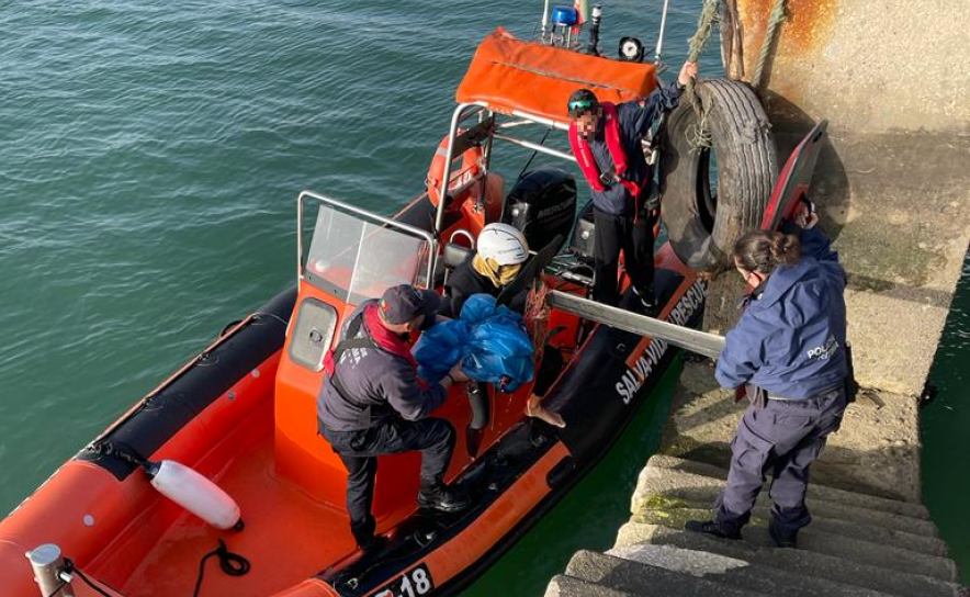 Praticante de kitesurf resgatado ao largo da praia de Vilamoura 