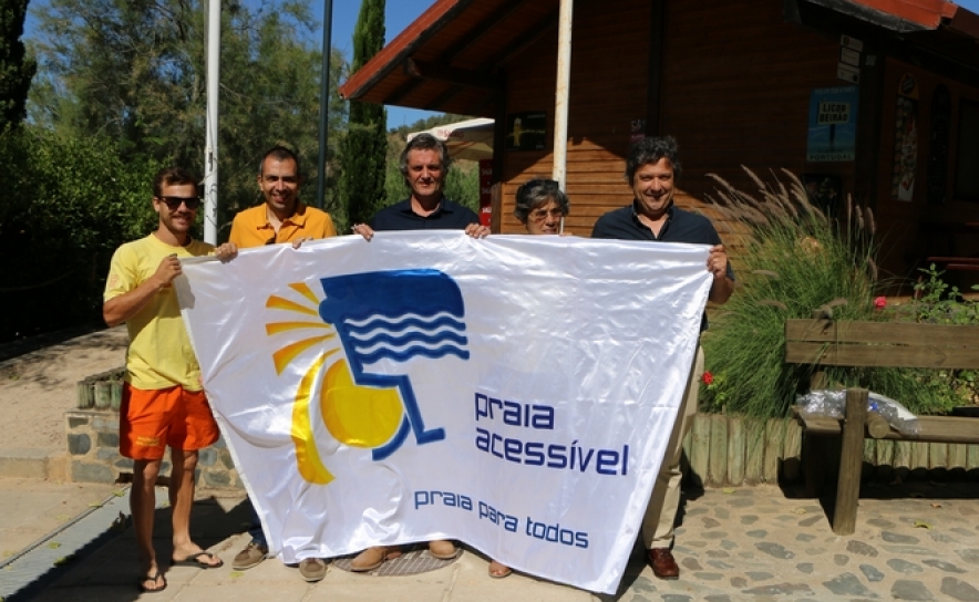 A praia fluvial do Pego Fundo, em Alcoutim, tem já hasteada a Bandeira de Praia Acessível