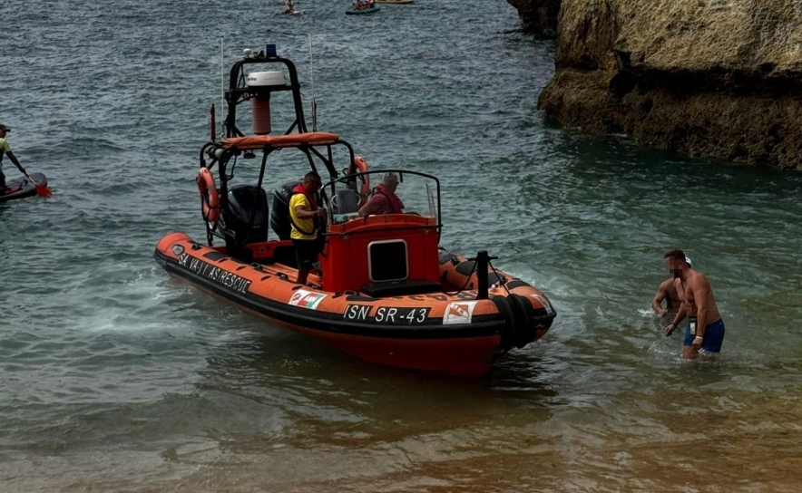 Autoridade Marítima Nacional resgata duas pessoas junto às grutas de Benagil em Lagoa