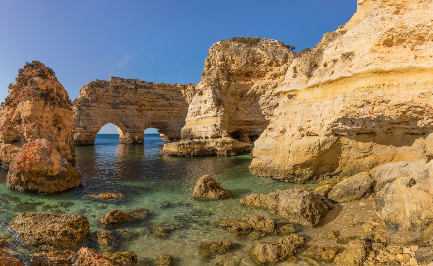 Turistas dão nota positiva ao Algarve pelas experiências, paisagens e qualidade dos serviços turísticos