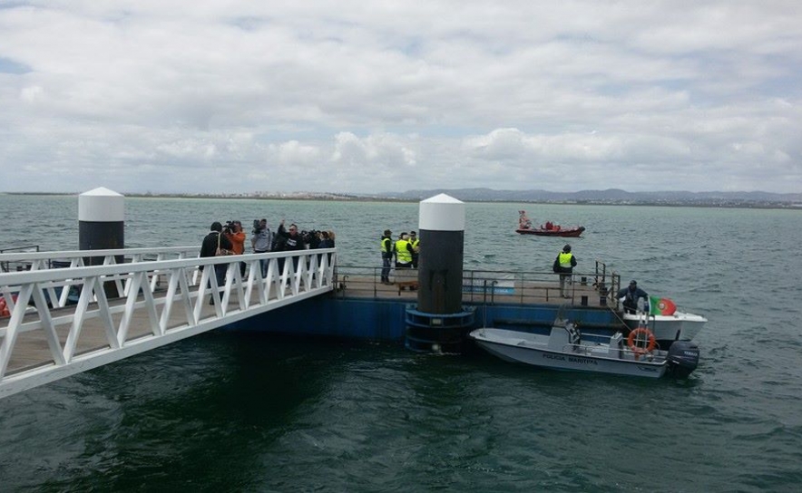 POLIS e polícia marítima abandonaram a ilha após negociações e não conseguiram passar da ponte