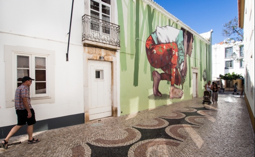 Câmara de Lagos compra terrenos para construir habitação acessível - onde quase só há casas de luxo