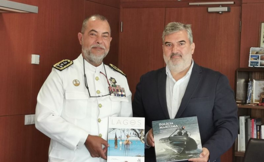 Diogo Arroeita (Vice-Almirante e Diretor-Geral da Autoridade Marítima e Comandante-Geral da Polícia Marítima) com Hugo Pereira (Presidente da CM Lagos) Diogo Arroeita (Vice-Almirante e Diretor-Geral da Autoridade Marítima e Comandante-Geral da Polícia Marítima) com Hugo Pereira (Presidente da CM Lagos)