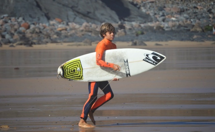 Guilherme Ribeiro (Caparica) revalidou os títulos de campeão Sub-12 e Sub-14 do Circuito de Surf do Algarve
