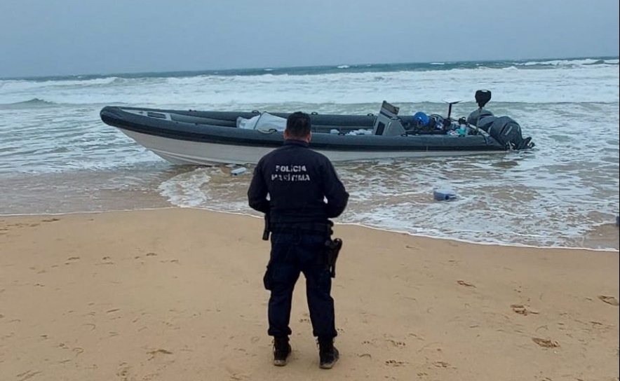 Polícia Marítima apreende Embarcação de Alta Velocidade na praia da Ilha de Faro Polícia Marítima apreende Embarcação de Alta Velocidade na praia da Ilha de Faro