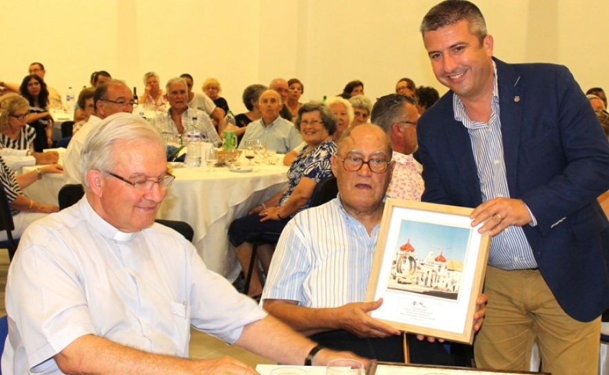 Carlos Carmo entrega lembrança em representação da Câmara Municipal de Loulé