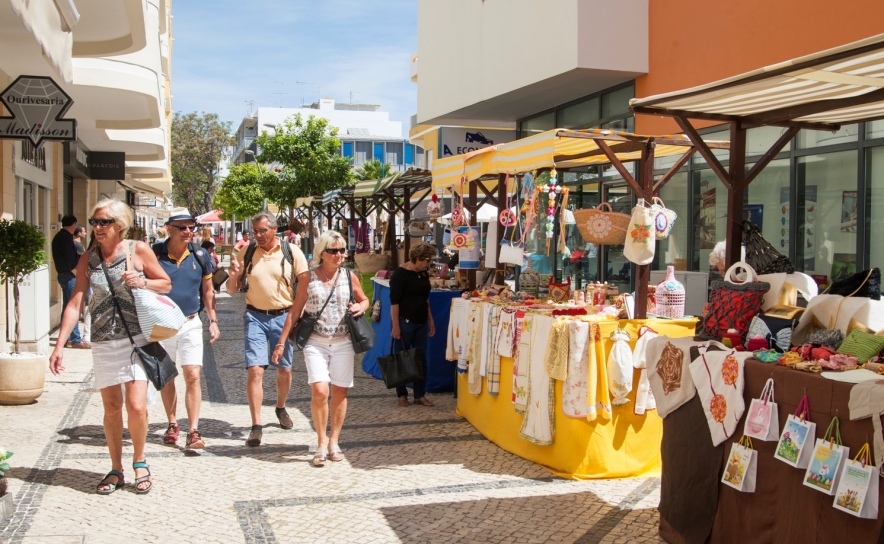 Mercadinho da Páscoa de Quarteira está de volta com baile da pinha e folar gigante
