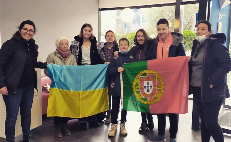 As amigas e o grupo de refugiados que ajudaram