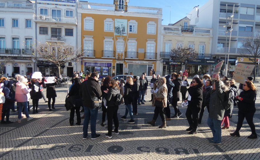 Centenas de professores estavam reunidos em frente à Câmara Municipal de Loulé