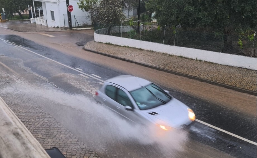 Mau tempo: Faro continua sob aviso amarelo devido à chuva