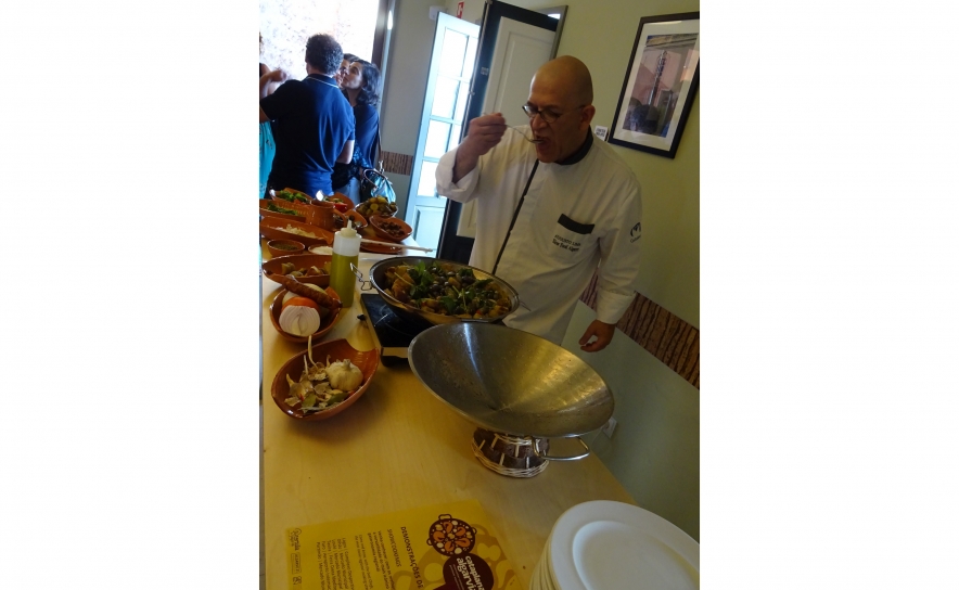 Chefe Augusto Lima a finalizar a Cataplana Dona Galinha foi à praia