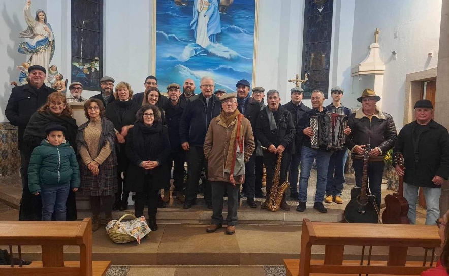 O bispo do Algarve com o grupo de cantares de janeiras da Sociedade Recreativa Alcantarilhense