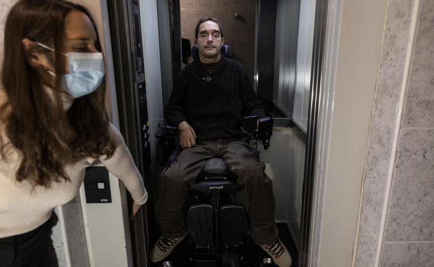 No elevador da inclusão, portadores de deficiência precisam de ajuda para ascender