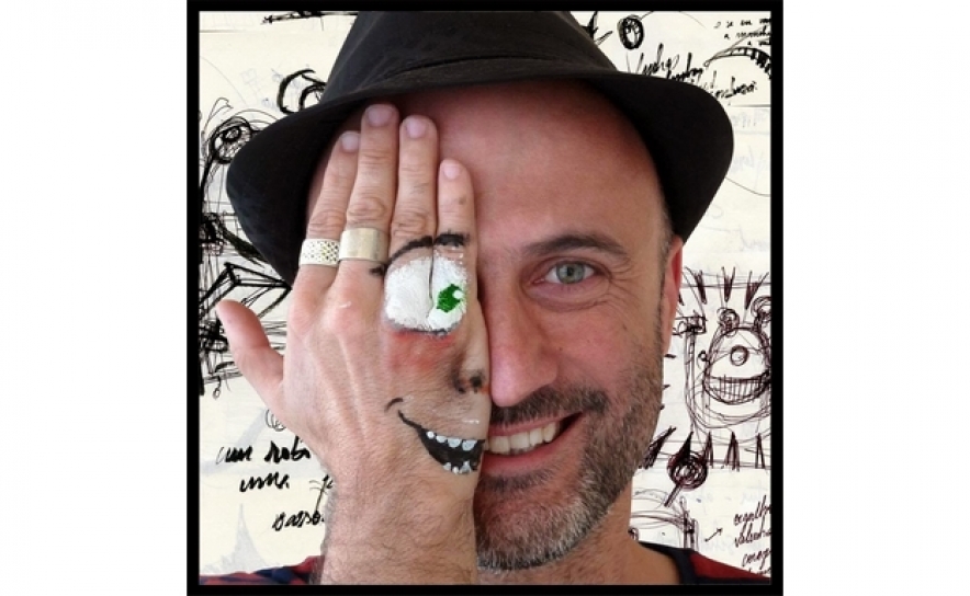 «QUEM ESTÁ NA ESCOLA?»: PAULO GALINDRO FAZ ILUSTRAÇÃO AO VIVO NAS BIBLIOTECAS ESCOLARES