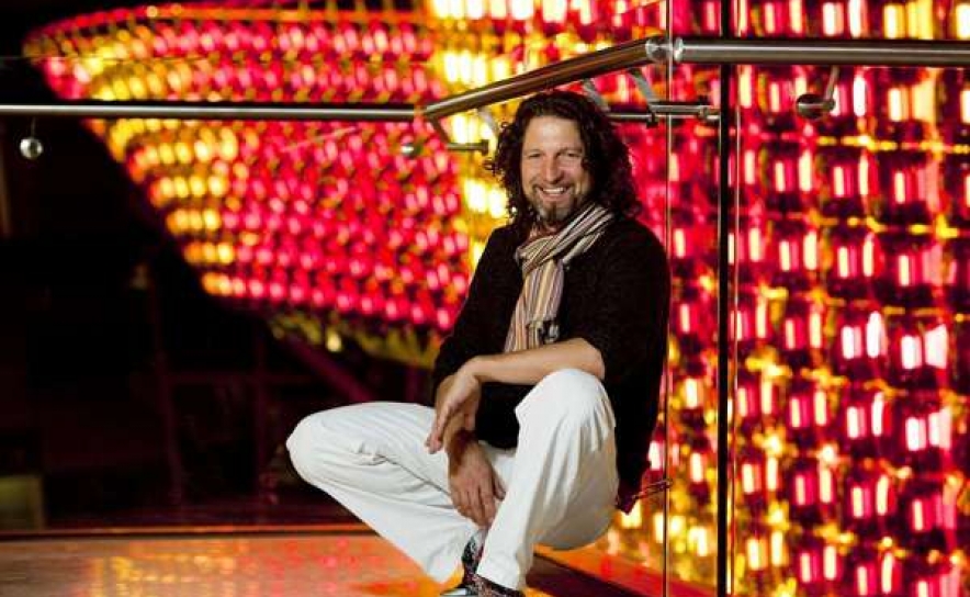 Artista escocês cria candelabros de luxo no Algarve