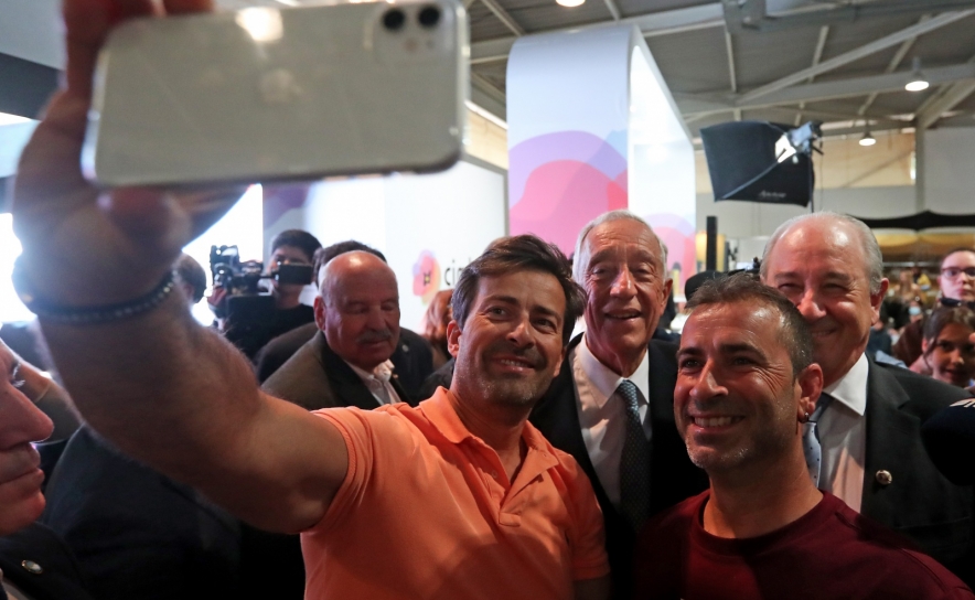 Covid-19: Marcelo de regresso à Ovibeja com beijos e selfies e sem máscaras