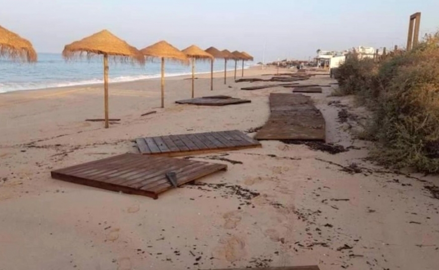 Subida da maré e agitação marítima destroem passadiço na praia de Faro