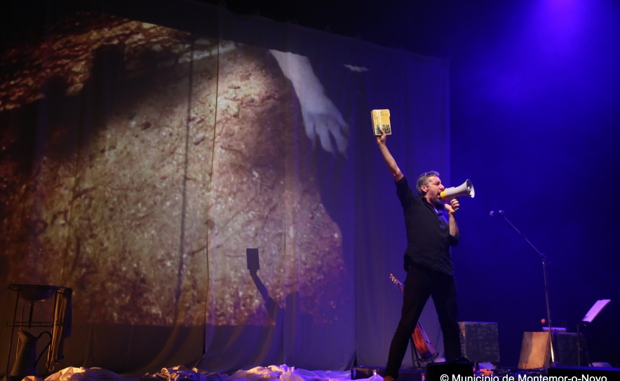 ESPETÁCULO NA BIBIOTECA MUNICIPAL DE LOULÉ INTEGRA COMEMORAÇÕES DO CENTENÁRIO DE JOSÉ SARAMAGO