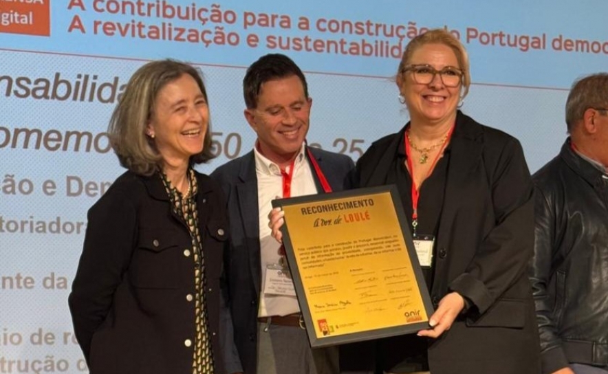 A Diretora do nosso jornal a receber a Placa