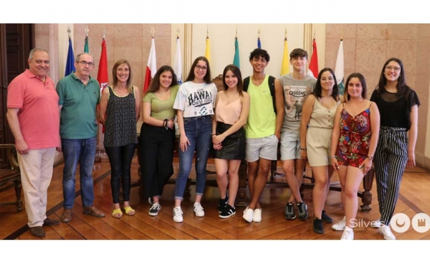 CÂMARA MUNICIPAL DE SILVES RECEBE VISITA DE ALUNOS DO CURSO DE APOIO À GESTÃO