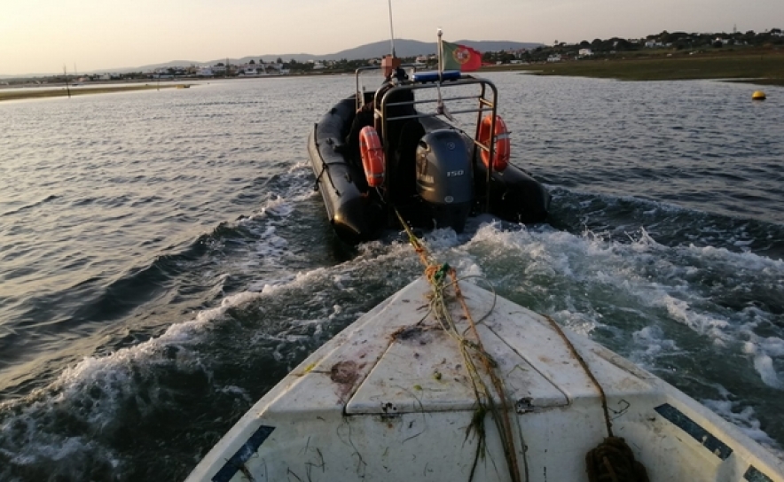 Polícia Marítima apreende embarcação de recreio e arte de pesca na zona da Fuzeta em Olhão