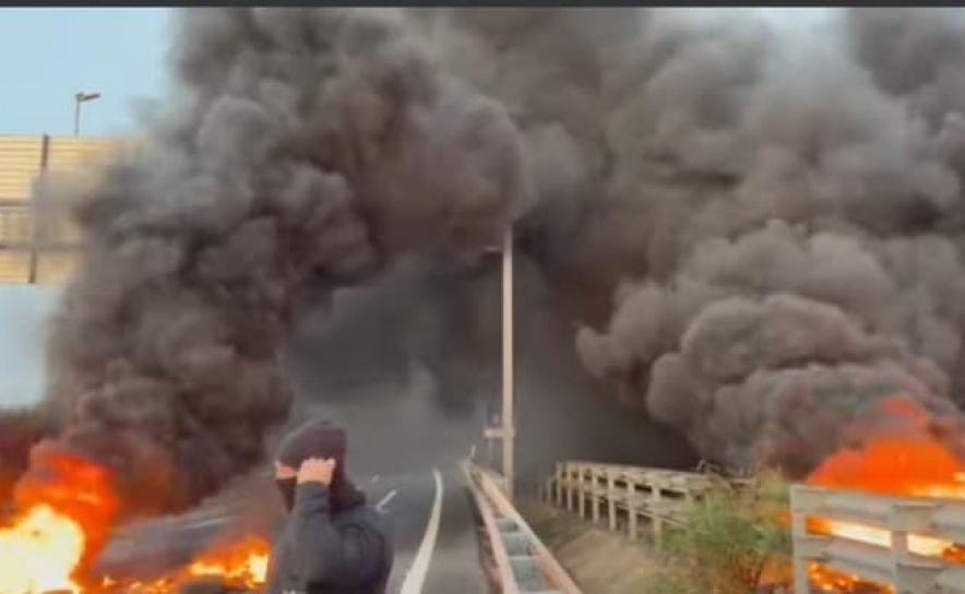 Camionistas espanhóis incendeiam pneus em protesto contra aumento dos combustíveis