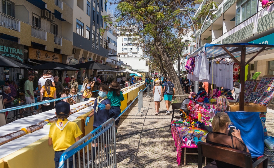 Mercadinho da Páscoa de Quarteira 2023 com baile da pinha, folar gigante e muita animação infantil