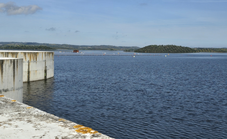Câmara de Mourão contesta projeto de central fotovoltaica flutuante no Alqueva