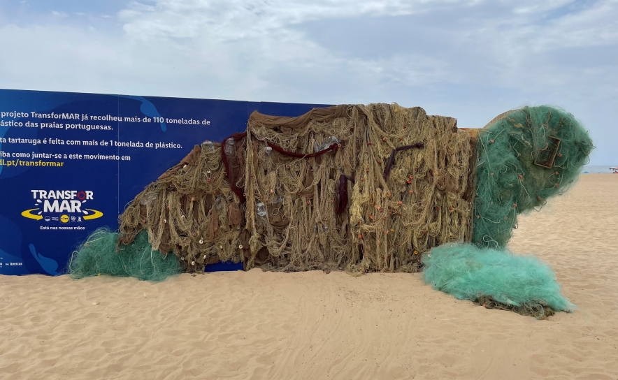 PRAIA DA ROCHA RECEBE ESCULTURA FEITA COM PLÁSTICO E RESÍDUOS PARA ALERTAR PARA A POLUIÇÃO DAS PRAIAS E DOS OCEANOS