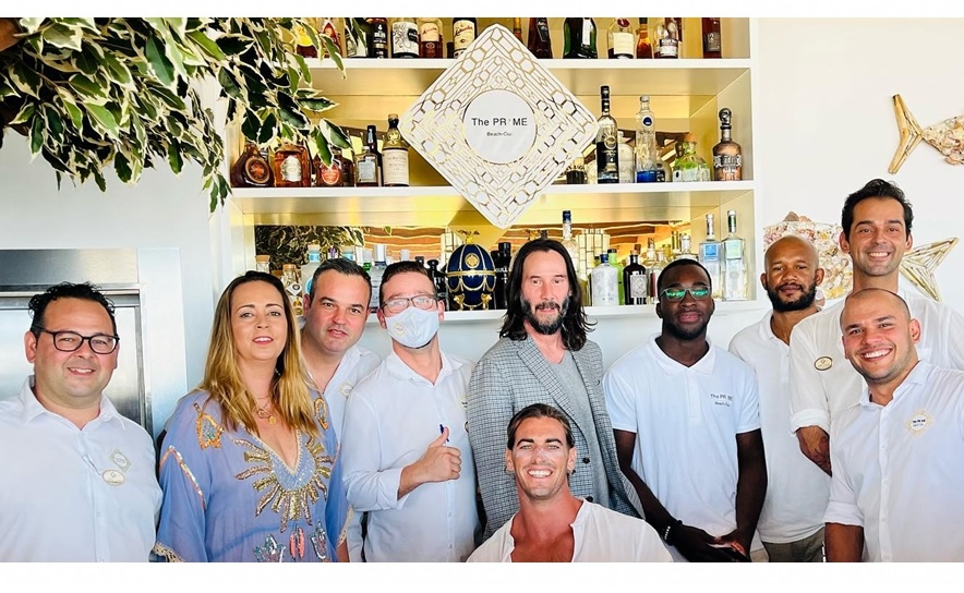 Ator Keanu Reeves almoça em restaurante em Monte Gordo