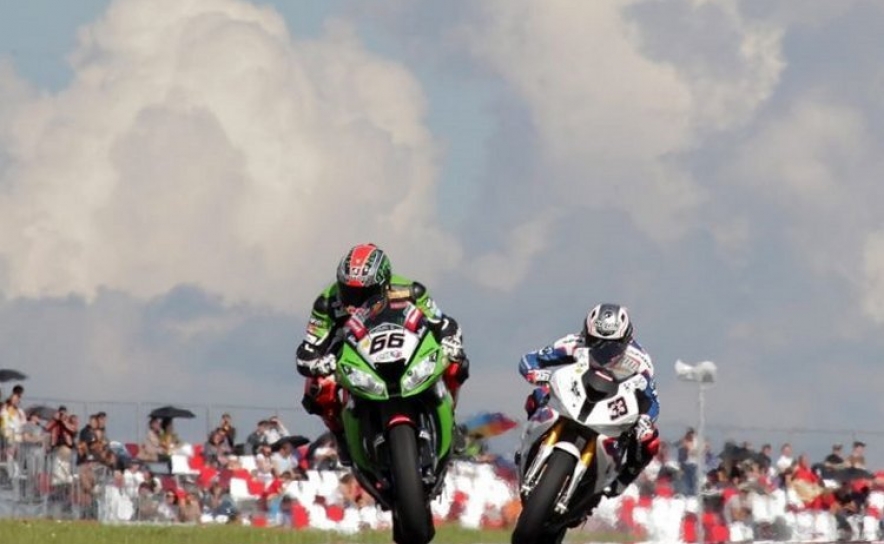 Ucrânia: Federação Internacional de Motociclismo cancela licenças a russos e bielorrussos