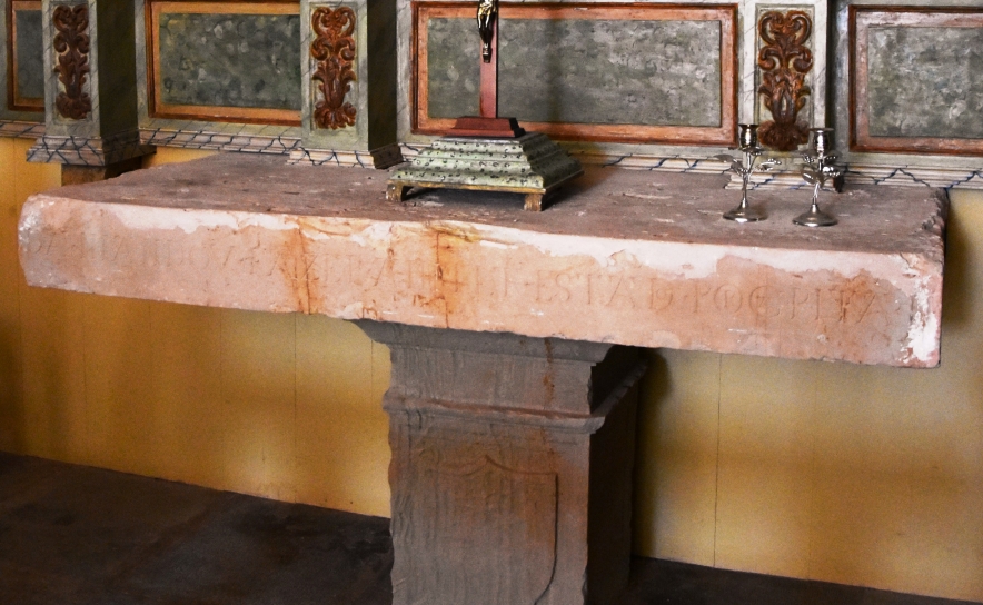 O altar quinhentista e a pedra de armas levadas para Arenilha por António Leite, alcaide-mor daquela vila e capitão do forte do Seinal (Marrocos). 