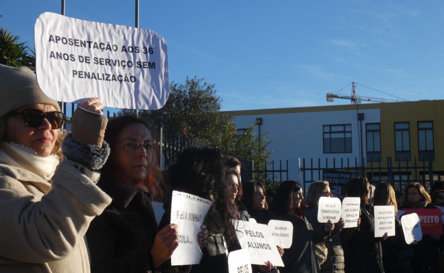 Docentes do Agrupamento de Escolas Padre João Coelho Cabanita no desfile até à Câmara Municipal de Loulé