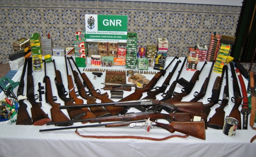 Homem detido em Alte com 19 armas de fogo e mais de 3000 munições