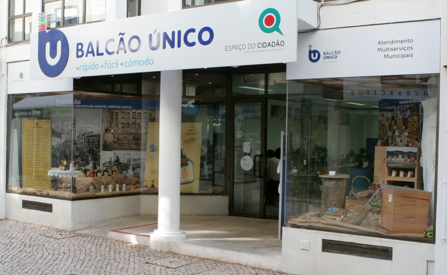 Secretários de Estado da Modernização Administrativa e da Justiça visitam Balcão Único Municipal de Portimão