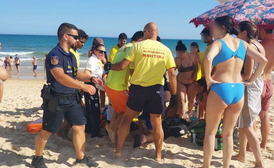 Elementos do Projeto «SeaWatch» auxiliam um homem na praia de Altura em Castro Marim