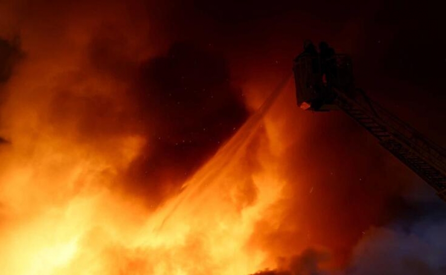 Incêndio em fábrica de reparação de barcos em Faro provoca ferido grave Incêndio em fábrica de reparação de barcos em Faro provoca ferido grave