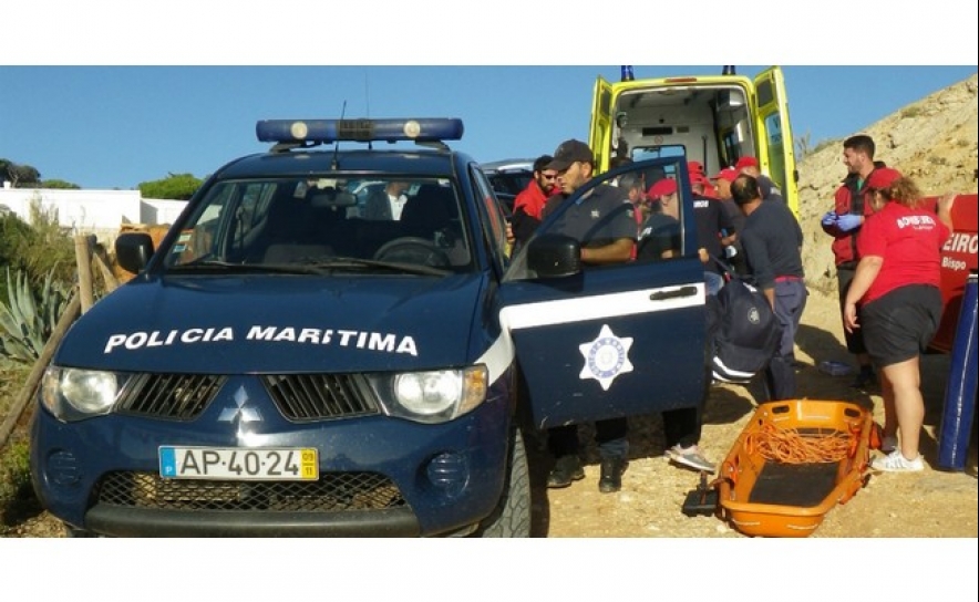 Assistência e resgate de vítima de queda de falésia na praia do Tonel 