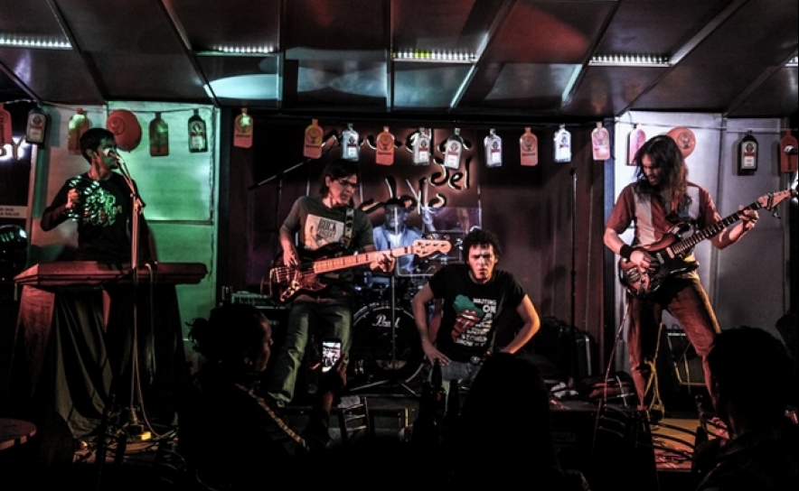 BANDA BOLIVIANA TRAZ RITMOS DO FOLCLORE LATINO E ROCK A LOULÉ E QUARTEIRA
