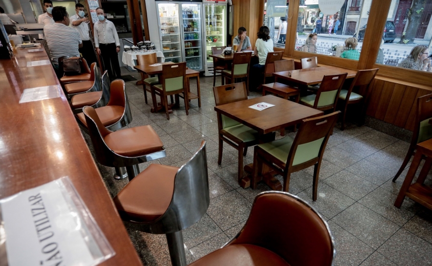 Covid-19: Acesso a restaurantes em 30 e 31 dez e 01 jan só com teste negativo ou autoteste feito à entrada