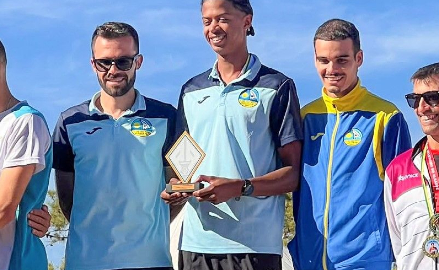 Na foto: No pódio ao centro o Clube Desportivo Areias de São João, Campeão Regional do Algarve em Corta-Mato Longo representado pelos atletas Daniel Martins (à esq.), Igor Varela (no centro) e João Su