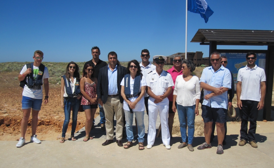 BANDEIRAS AZUIS HASTEADAS EM FARO